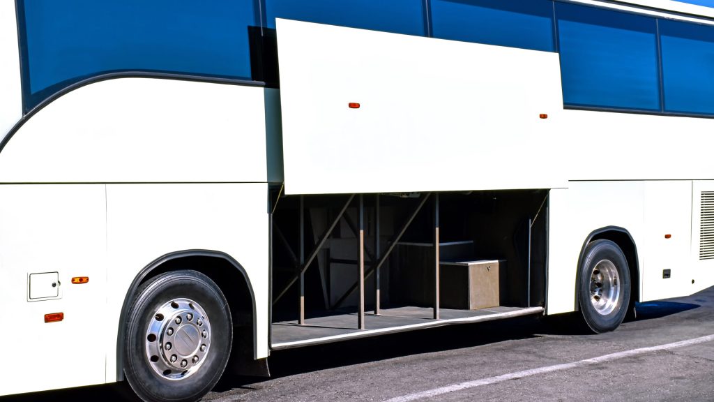 linja-auton tavaratilan lattia on koivuvaneria