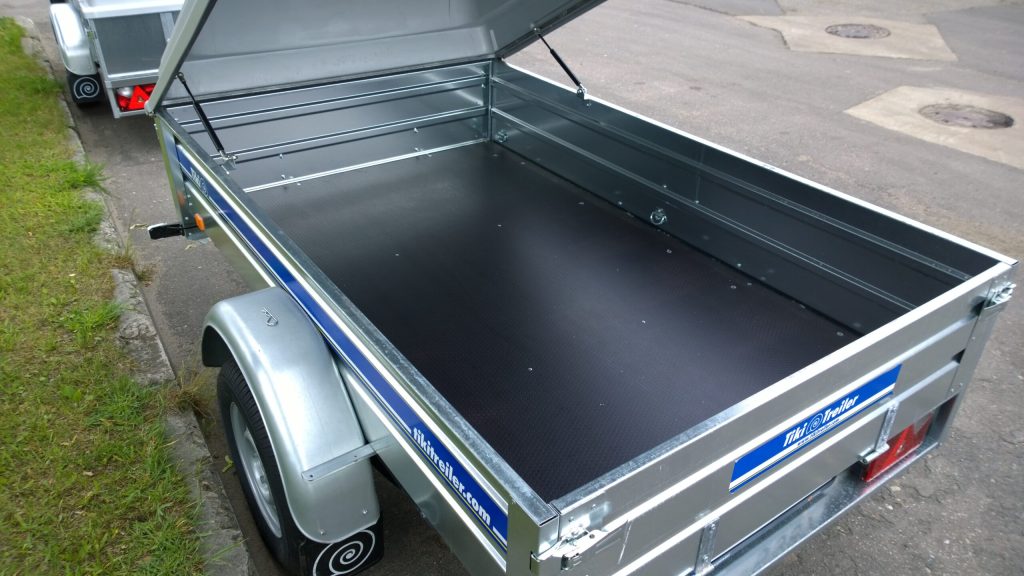 perävaunun lattia on koivuvaneria