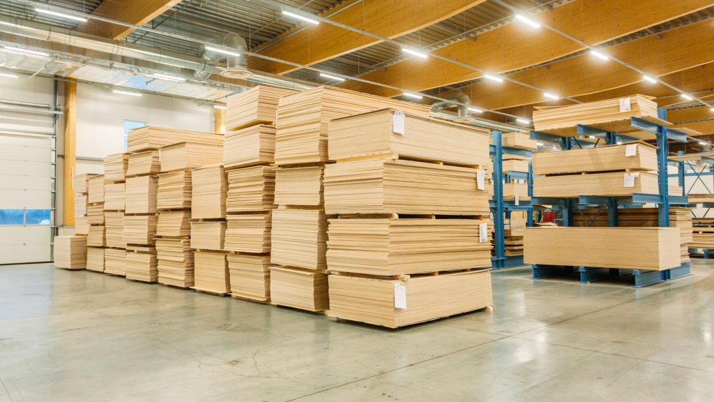 pinottu koivuvaneri varastossa valmiina tukkumyyntiin